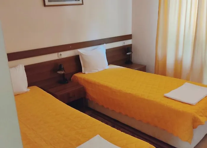 Хотел почивна база боженишки урвич