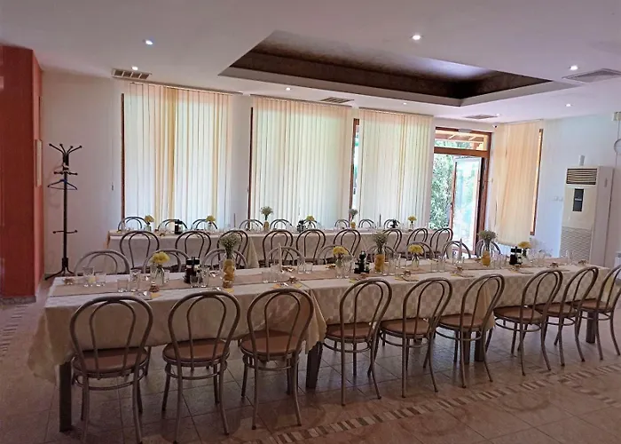 Хотел почивна база боженишки урвич 2*